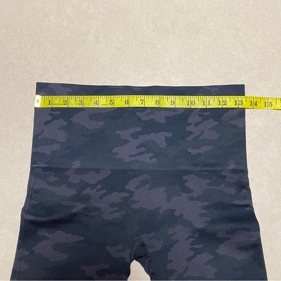 Spanx Leggings Women’s Size Large Black Camo Look at Me Now Seamless Leggings - Picture 4 of 9